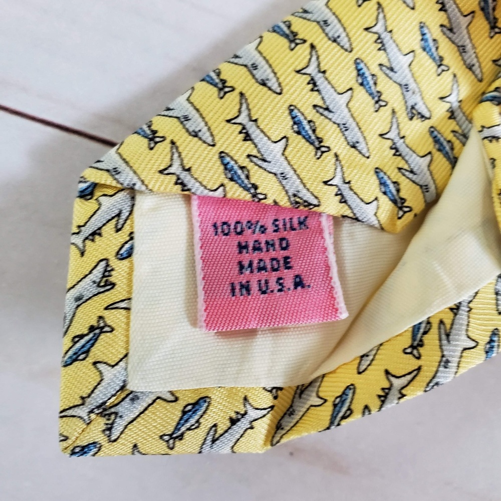 Vineyard Vines Shark Hand Picked Tie 100% silk - Picture 4 of 5